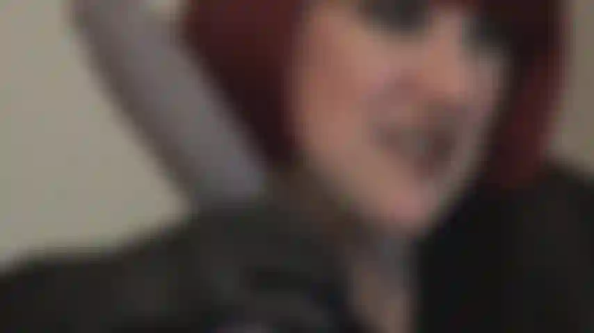 Herrin macht dich zu ihrem schwanzlutscher – sieht dieser schwanz in den behandschuhten händen der herrin nicht einfach so lecker aus? Es ist nichts falsch daran, ihn lecken zu wollen, und es schadet nicht, ihn in den mund zu nehmen und daran zu lutschen, bis er spritzt.