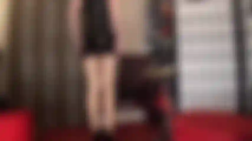 Ein superglänzender und glatter schwarzer latex-minirock und glänzende hautfarbene strumpfhosenschichten erregen ihren schwanz, während herrin vivian sich vorbeugt und sie mit heißen upskirt-ansichten neckt, während sie jedes bisschen sperma aus ihrem schwanz massiert.