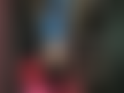 Ein verführerisches blaues latexkleid – dieses kleid bringt die fantastischen kurven, den sexy hintern und das dekolleté von herrin vivian wirklich zur geltung, gepaart mit handschuhen und stiefeln.