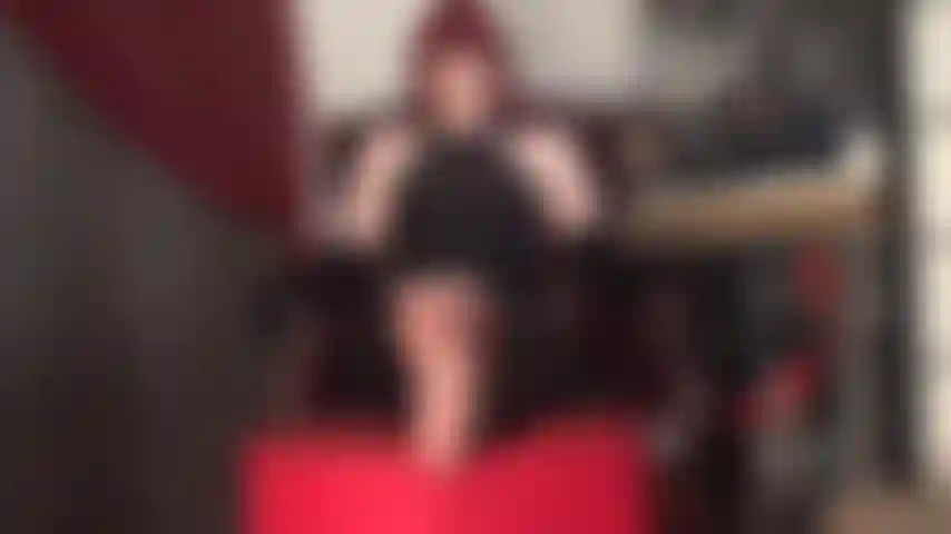 Schwach für füße – herrin hat ihre strumpfhosenfüße hochgelegt. Lege deine nase darauf und atme ein. Massiere sie nur mit deiner zunge und schmecke sie. Danach ist dein sklavenschwanz bereit für eine gute melkung durch ihre füße.