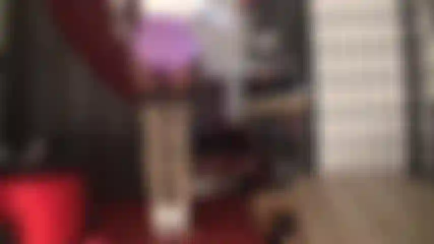 Miederhöschen und glänzende strümpfe verführen – weiße riemchen-pumps und ein weißer satin-body mit handschuhen runden den sinnlichen look ab. Vielleicht möchtest du deinen schwanz in die strumpfoberteile stecken …, oder lieber meinen arsch küssen?