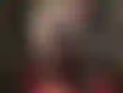 Die sexy strumpfhosenbeine und der hintern der herrin verführen sie, während sie einen ihrer riesigen schwänze streichelt.