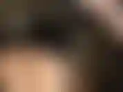 Latexfetisch, upskirt, nylons – heißer schwarzer kurzer latexminirock, transparente gummihandschuhe, arschverehrung und glänzende hautfarbene strumpfhosen.