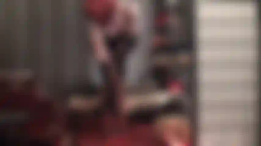 Sehnsucht nach diesen perfekten kurven – sinnliche körperverehrung in einem kleinen burgunderroten kleid und dunkelbrauner strumpfhose. (Femdom, strumpfhosenbeine, arschverehrung, sexy, teasing, blickdichte strumpfhose, handschuhe, stilettos, sandalen, high heels, rothaarige).