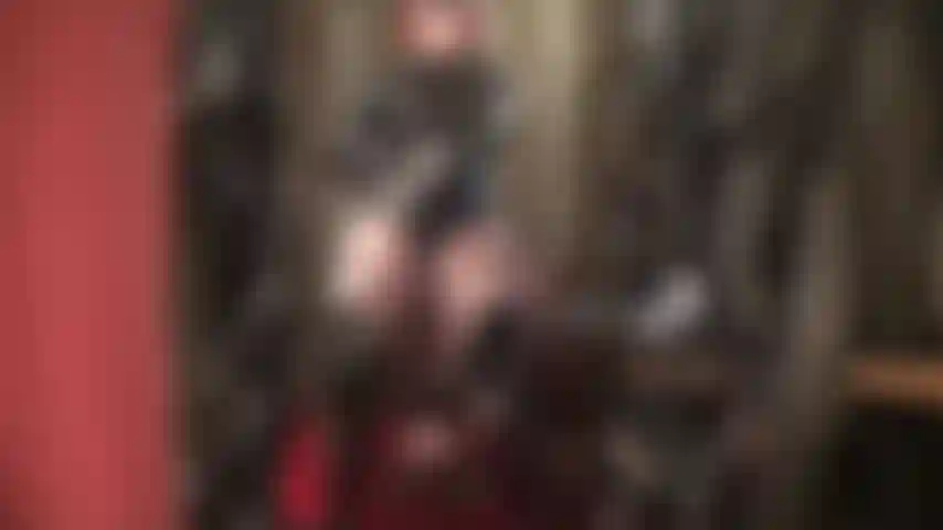 Deine glänzende fetischherrin erwartet dich mit einem ihrer großen schwänze und schiebt ihn dir direkt in den mund, während du vor mir kniest. Greif dir deine eier und zieh sie für mich heraus, während du meine ladung sperma schluckst.