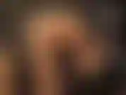 Mit extra glänzenden goldenen strumpfhosenbeinen und -füßen, peeptoe-pumps und arschverehrung.