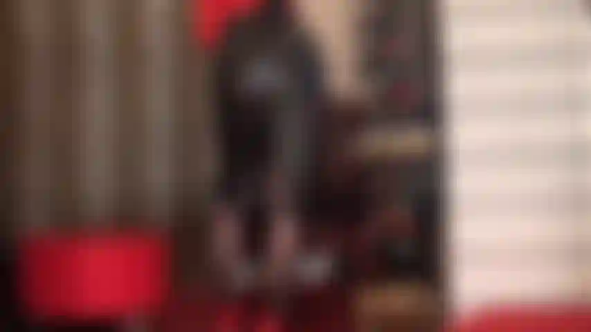 Die ihren arsch in einem schwarzen bleistiftrock aus leder und einer schwarzen strumpfhose verehrt.