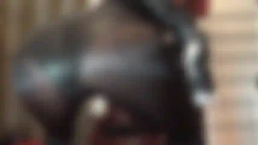 Fieser handjob mit lederhandschuhen und facesitting in glänzenden, blickdichten wolford-strumpfhosen und nacktem hintern im tanga. Mit ihrem perfekten runden hintern in deinem gesicht musst du diese harte behandlung deines sklavenschwanzes ertragen.