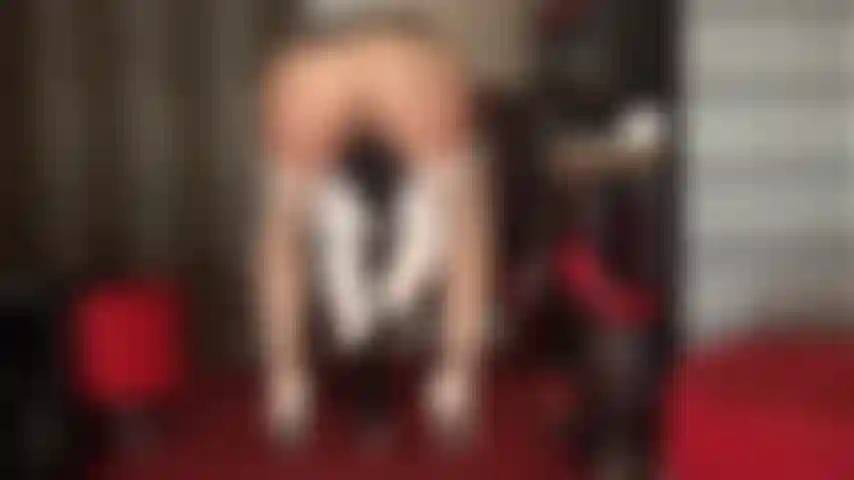 Grober handjob mit handschuhen in weißen strümpfen und high heels – die herrin melkt den schwanz ihres sklaven grob mit behandschuhten händen und high heels, streichelt, quetscht und versohlt das sperma aus ihrem schwanz, während sie diesen wunderschönen, in nylons gekleideten arsch anbeten.