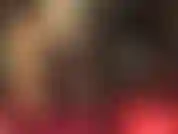 Die glänzende shorts aus goldenem satin liebt – gepaart mit glänzenden strumpfhosen und spitzenstrümpfen … einfach wow!