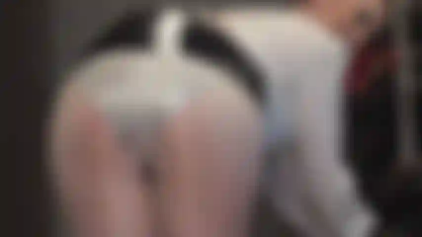 Zwei satinhöschen sind besser als eines – glatte satinunterwäsche ist deine schwäche. Ein silbernes paar unter grauen strumpfhosen, ein rosa satinhöschen darüber. So heiß!