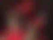 Herrin, hat ihre füße in leopardenpumps hochgelegt, lässt diese heißen absätze baumeln und wirbelt und ihre hübschen zehen stecken in schwarzen nylons.