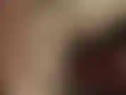 Hübsche kleine zehen in glänzenden strumpfhosenschichten.