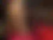 Herrin neckt mit ihren erstaunlich langen beinen in glänzenden strumpfhosen und peeptoe-high-heels.