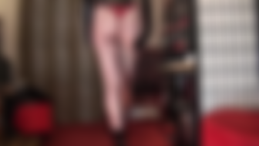 Pvc, stiefeletten, netzstrumpfhosen und ein roter tanga – die beine und der hintern von herrin vivian sehen in diesem paar netzstrümpfe fantastisch aus.
