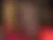 Beine in hauchdünnen schwarzen strumpfhosen. Herrin, gekleidet in lederkorsett, handschuhe, stilettos und engen rock, necke den beinliebhaber mit hauchdünnen schwarzen strümpfen.