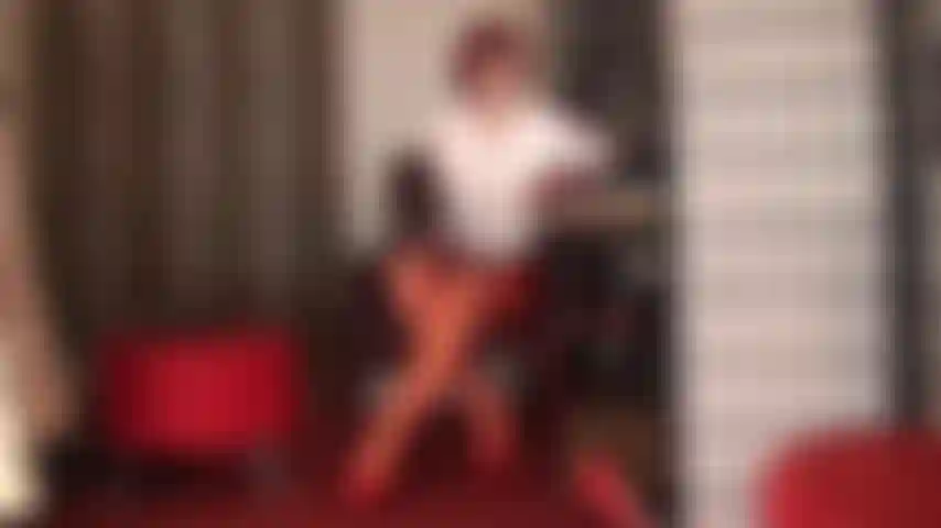 Nutze deine schwäche für schwänze aus – du kannst dem drang, diesen schwanz zu nehmen, nicht länger widerstehen. Es ist so ein wunderschöner, großer schwanz, der zwischen den glänzenden strümpfen der herrin baumelt. Dein blick wandert zwischen ihrem dekolleté, den strümpfen und ihrem schwanz hin und her … du hattest nie eine chance!