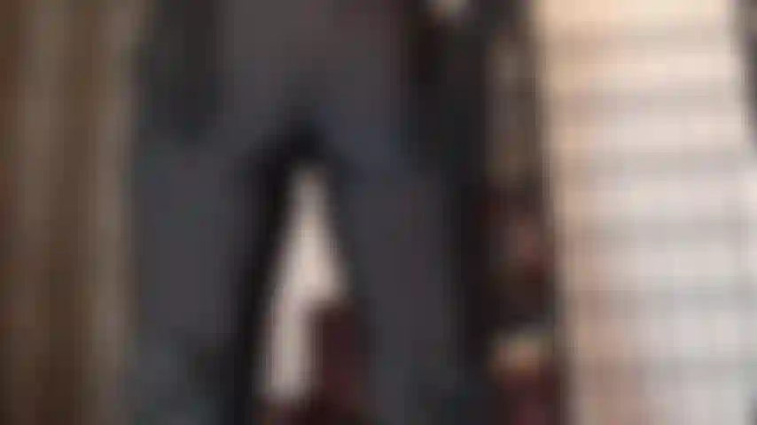 Schwarze spandex-hosen, arschverehrung – so eng, so glänzend, sie verehren den runden hintern und schritt der herrin in lycra-leggings.