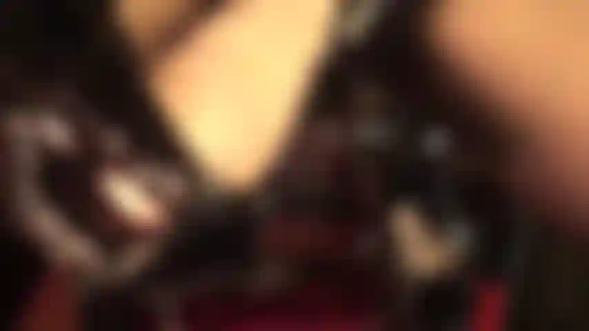 Verwöhne den riesigen weißen schwanz der herrin – während ich meinen dicken schaft streichle, umschließe deine lippen die dicke eichel und schlucke so viel von meinem schwanz, wie du kannst.