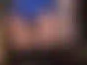 Die herrin ist die beste arschverehrung – facesitting in heißen blauen satinshorts, glänzenden braunen strumpfhosen und hohen, glänzenden schwarzen stiefeln.