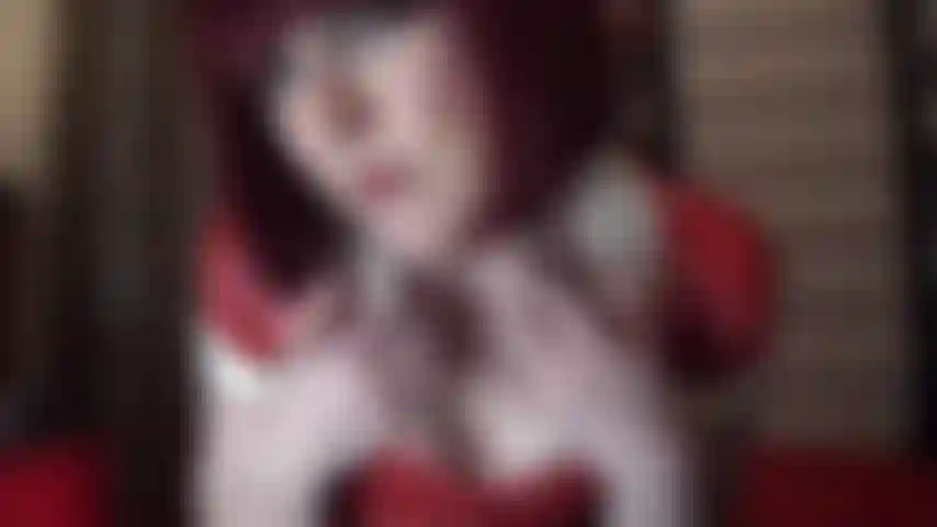 Eine rote gummikrankenschwester – herrin vivian poliert ihr unglaublich sexy rotes latexkleid auf hochglanz und zieht schulterlange latexhandschuhe an, die für ein intensives melken geeignet sind.