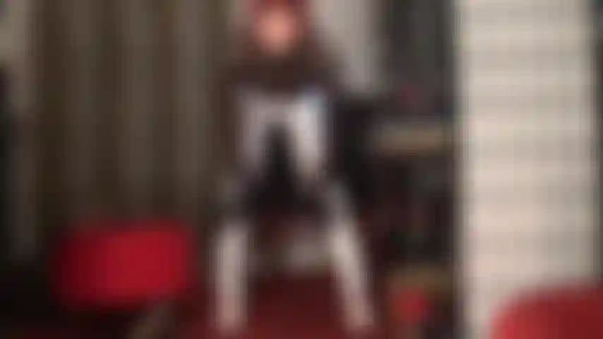 Die schimmernde, weiße, hochglänzende, seidig weiche satinhosen verehrt.