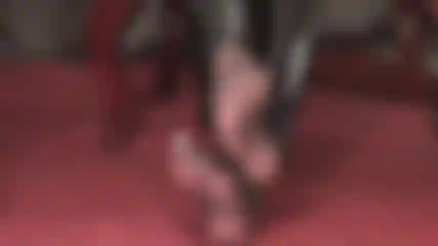 Herrin vivian zeigt ihre fabelhaften füße in sehr durchsichtigen schwarzen strumpfhosen.