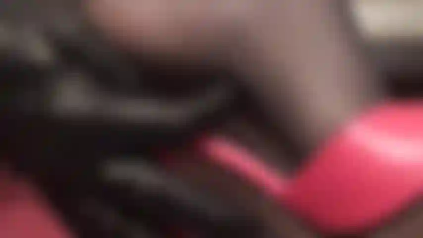 Ganz nah und persönlich mit den absätzen und füßen der herrin in schwarzen nylons und roten pantoletten.