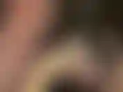 Schau mir in die augen, während ich mit einem paar medizinischer latexhandschuhe langsam das sperma von deinem schwanz streiche.