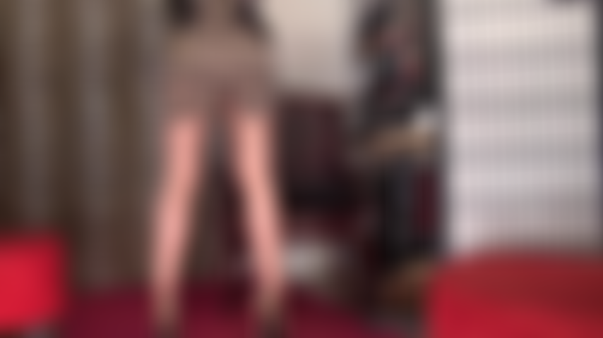 Röcke sind zum necken da – der rock geht hoch, der rock geht runter … gewähre einblicke auf den wundervollen zwickel und das höschen ihrer göttin von hinten und vorne.