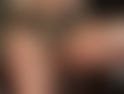 Dein fetisch für alles glänzende geht auf hochtouren beim anblick meiner glänzenden strumpfhose im schritt und spitzenhöschen mit satinhandschuhen und satinstiefeln.