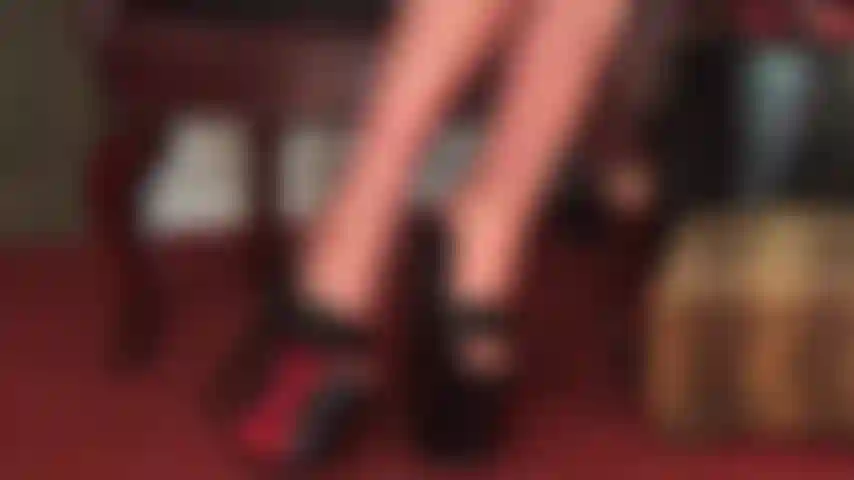 Füße in latexstrümpfen und plateauschuhen.