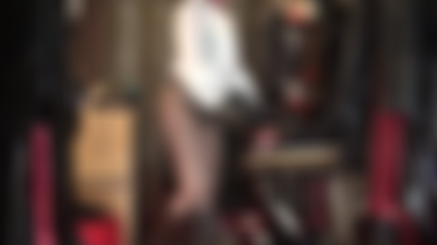 Eine höschenliebhaberin – herrin vivian neckt mit zwei paar satinhöschen mit vollem rücken über strümpfen, eines in zartem rosa, das zweite in einem leuchtenden, glänzenden rot.