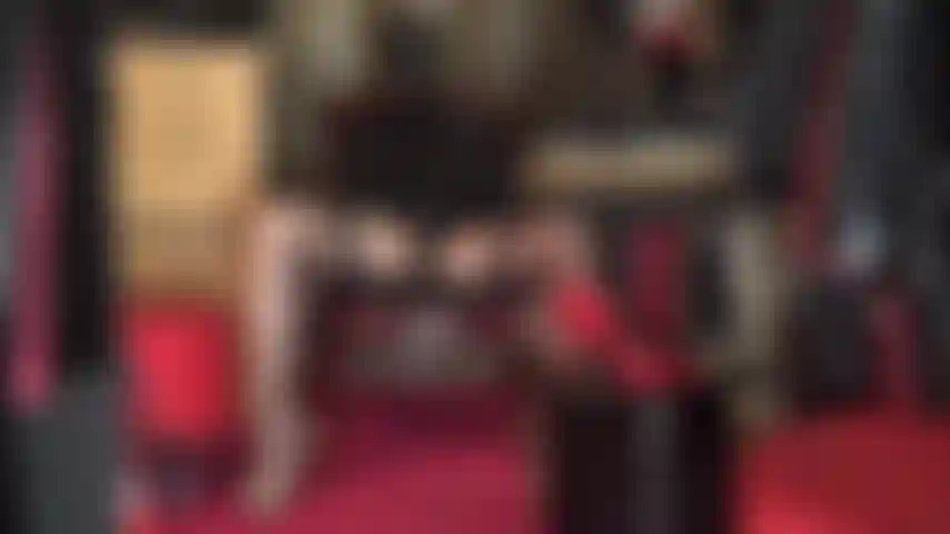 Eine vermummte herrin mit einem riesigen strapon – sie trägt heiße strümpfe und strumpfbänder, einen lederhut, eine spandex-maske und leopardenpumps und herrin vivian streichelt ihren riesigen schwanz.