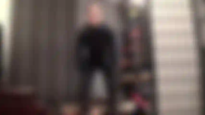 Ein fetischist für glänzendes pvc – von kopf bis fuß in glänzendes schwarzes vinyl gekleidet, verehre die glänzenden kurven der herrin in diesem catsuit, handschuhen und stiefeln.