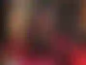 Die perfekte verführerin in einem extra kurzen und extra glänzenden schwarzen latex-minirock, glänzenden strumpfhosen und sexy stiefeln. Herrin weiß genau, wie hart das deinen sklavenschwanz macht.