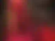 Rote spandex-leggings und plateaustiefeletten – herrin vivian neckt mit ihren perfekten langen beinen und ihrem runden hintern in engen leggings und plateaustiefeln, streichelt ihre beine, absätze und ihren schwanz …