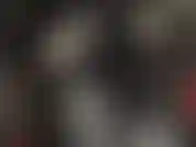 Eine pvc-herrin mit einem großen schwanz unter ihrem langen mantel. Öffne deinen mund für eine spucke-verkostung und einen großen schwanz, der deine kehle füllt.