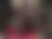 Ihre sexy blonde göttin trägt spitzenstrümpfe über strumpfhosen und zeigt so ihre sexy beine und ihren hintern. Glänzende stiefel runden den look ab.