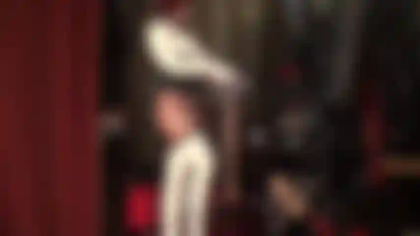 Sexy latex-krankenschwester, die mehrere glänzende hautfarbene strumpfhosen über latex-strümpfe und -strumpfhosen trägt.