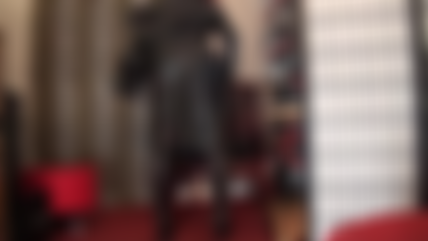 Leder und spucke – mein perfekter, runder lederarsch ist dein fetisch. Du willst ihn mit deinem sklavenschwanz so lange besamt haben, bis er komplett mit sperma bedeckt ist. Herrin demonstriert mit spucke, wie deine spermaladung aussehen kann.