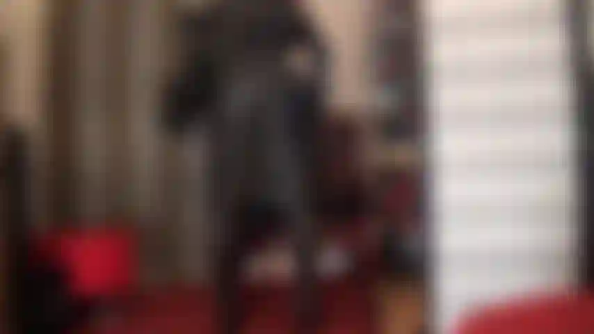 Leder und spucke – mein perfekter, runder lederarsch ist dein fetisch. Du willst ihn mit deinem sklavenschwanz so lange besamt haben, bis er komplett mit sperma bedeckt ist. Herrin demonstriert mit spucke, wie deine spermaladung aussehen kann.