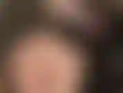 Herrin, zeigt ihren tollen hintern in einem extrakurzen kleid aus vinyl mit spitze und strumpfhosen und neckt deinen schwanz.