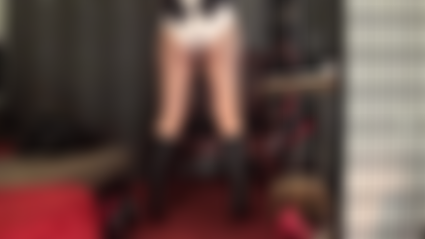 Süchtig nach weißen satinhöschen – herrin lässt ihren schwanz so heftig pochen, dass sie sie in glänzenden weißen schlüpfern neckt.