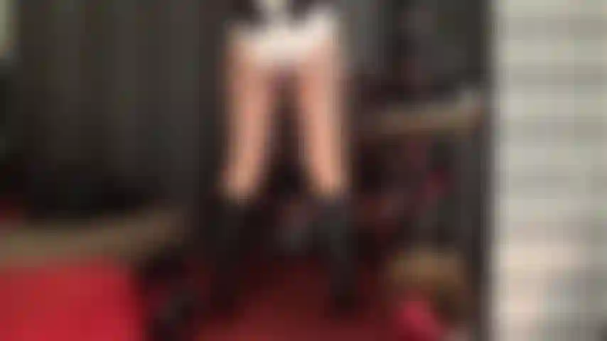 Süchtig nach weißen satinhöschen – herrin lässt ihren schwanz so heftig pochen, dass sie sie in glänzenden weißen schlüpfern neckt.