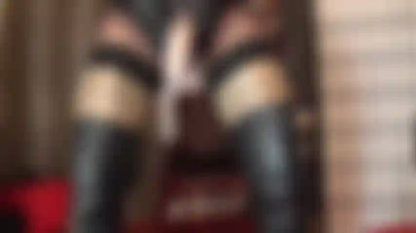 Dein sklavenmund dient nur einem zweck: den leckeren großen schwanz von herrin vivian so tief zu verschlingen, dass deine wangen ihre seidigen nylons streifen. Dein arsch ist als nächstes dran, während sie deine hüften mit ihren lederbehandschuhten händen packt.