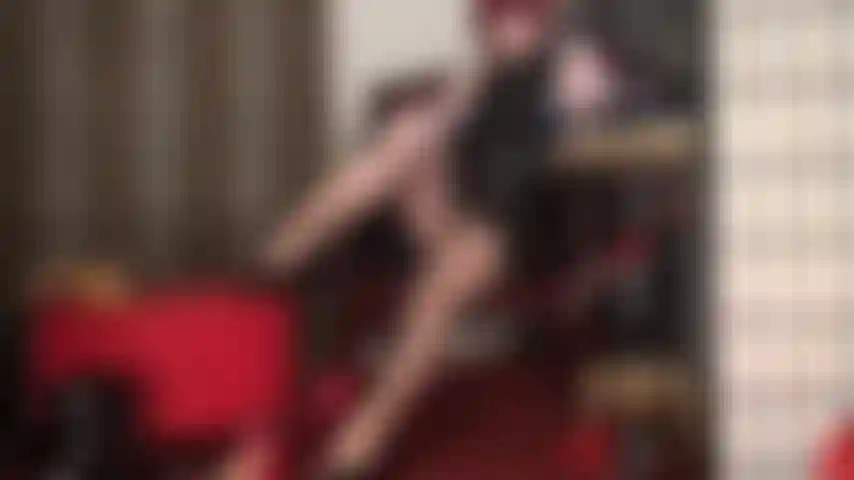 Rawr! Diese hauchdünne strumpfhose mit leopardenmuster weckt deinen animalischen instinkt. Du fragst dich, wie es wäre, diese nylonbeine hochzulecken ...