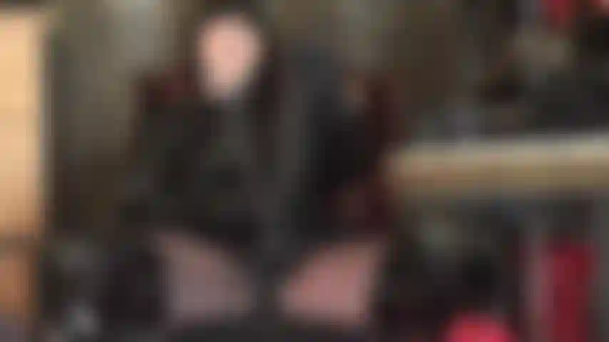 Verspottet die herrin mit ihrem riesigen schwarzen schwanz.