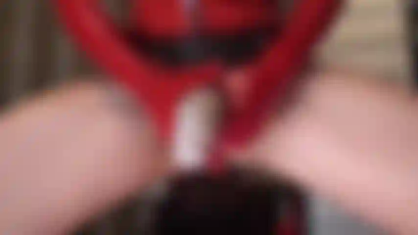 Großer weißer strapon – du sehnst dich nach diesem schwanz. Du kannst nur daran denken, ihn dir ins gesicht knallen zu lassen, diese eier in deinen mund geschoben zu bekommen und dich für ein gutes, hartes pegging nach vorne zu beugen.