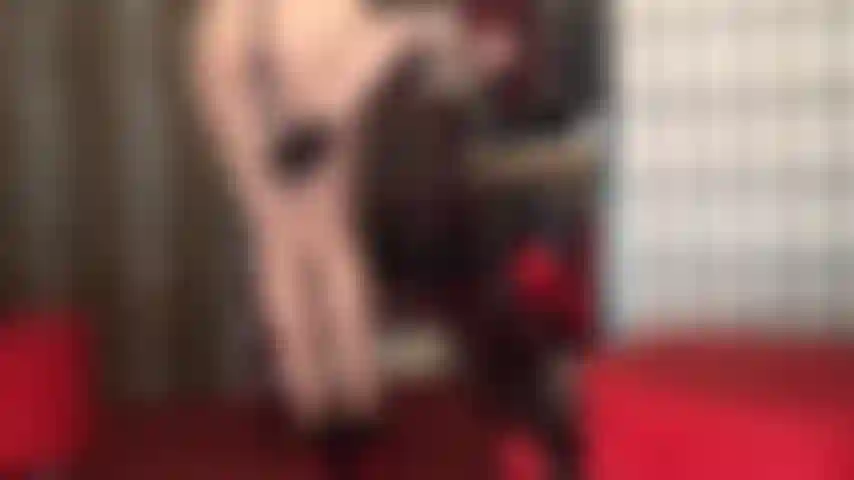 Herrin vivian, schwingt ihren runden arsch und einen großen schwanz in dein gesicht.